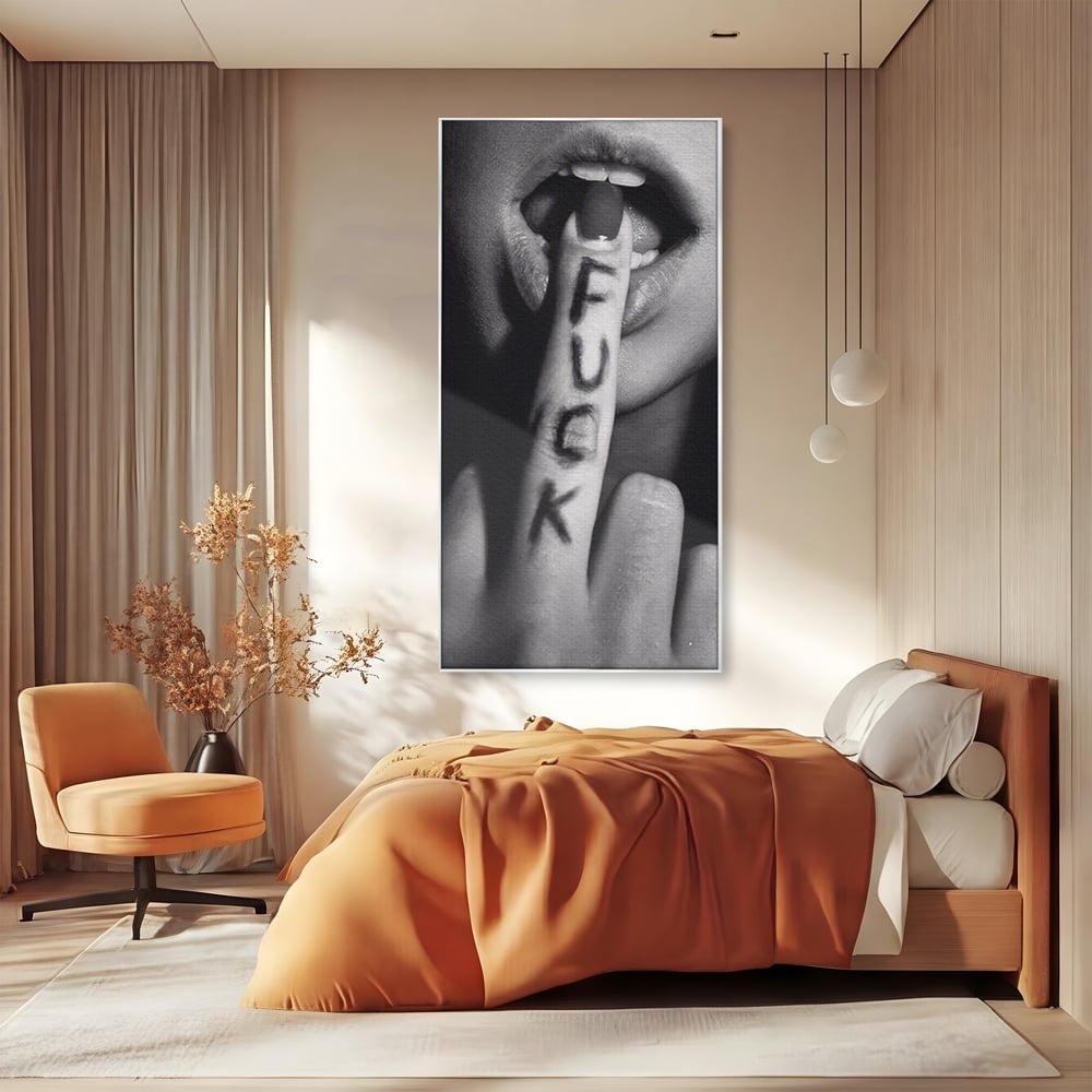 Tablou canvas cu tablou canvas cu buze si deget, in rama de aluminiu argintiu, pe perete intr-un dormitor